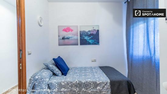 Cómoda habitación en alquiler en apartamento de 5 dormitorios en Camins al Grau - VALENCIA