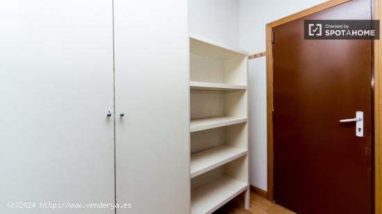 Encuentra una habitación con llave independiente en piso de 8 habitaciones, Lavapiés - Mujeres - M