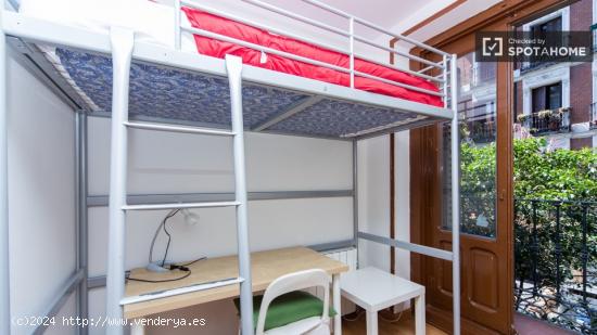 Encuentra una habitación con llave independiente en piso de 8 habitaciones, Lavapiés - Mujeres - M