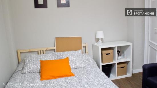 Habitación acogedora con armario independiente en el apartamento compartido, Extramurs - VALENCIA