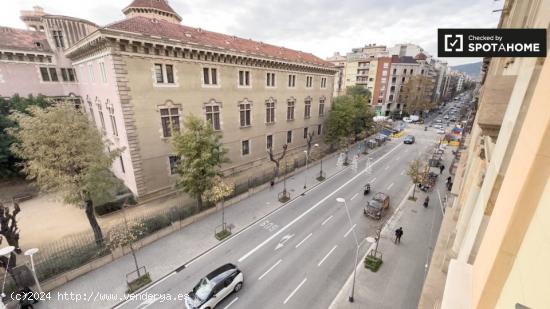 Alquiler de habitaciones en piso de 6 habitaciones en Dreta De L'Eixample - BARCELONA