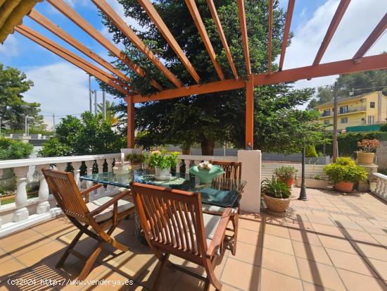 Preciosa casa en el centro de Canyelles con piscina - BARCELONA