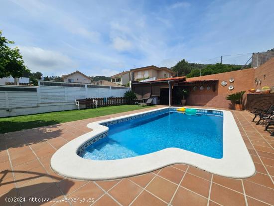 Preciosa casa en el centro de Canyelles con piscina - BARCELONA