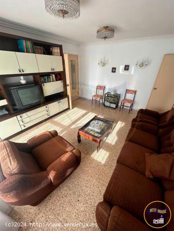 ¡Piso en alquiler de 4 habitaciones para entrar a vivir! - CUENCA