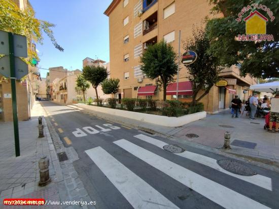 Zaidín. Local DE 100 METROS CUADRADOS en Esquina, con cuatro persianas. Muy Luminoso - GRANADA