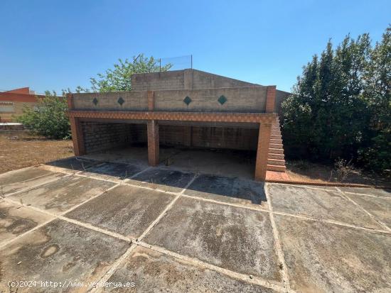 Terreno urbano en Torrent con edificación y frontenis. - VALENCIA