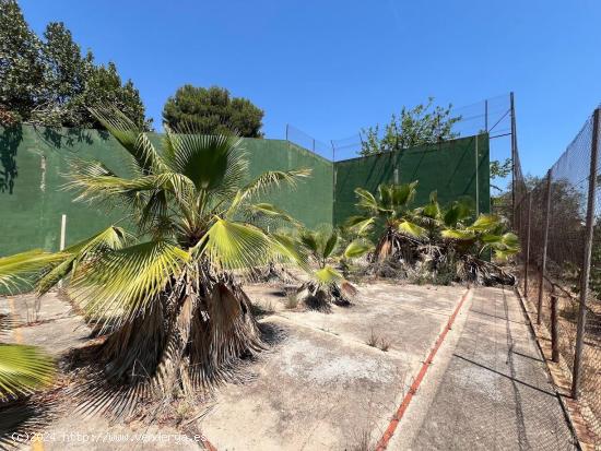 Terreno urbano en Torrent con edificación y frontenis. - VALENCIA