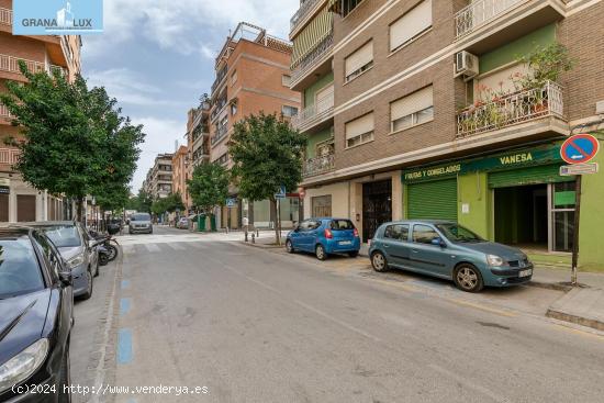  TU NEGOCIO EN EL MEJOR LUGAR! LOCAL EN ZONA COMERCIAL CERCA DE CALLE ALHAMAR** - GRANADA 