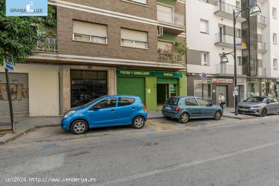 TU NEGOCIO EN EL MEJOR LUGAR! LOCAL EN ZONA COMERCIAL CERCA DE CALLE ALHAMAR** - GRANADA