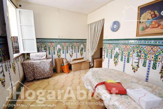 ¡EXCELENTE OPORTUNIDAD! CASA PARA REFORMAR CON GARAJE Y TRASTERO, EXCELENTE UBICACIÓN - CASTELLON