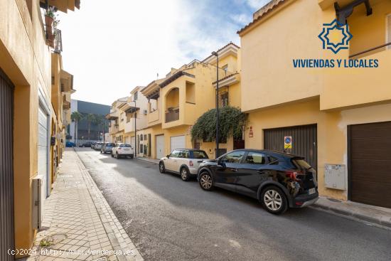  Casa perfecta en Armilla: 4 dormitorios, patio y ubicación inmejorable  - GRANADA