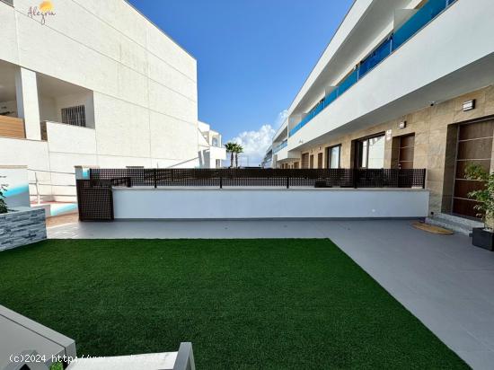 ADOSADO DE OBRA NUEVA EN LOS BALCONES. 3 DORM. 3 BAÑOS. PARCELA Y GRAN SOLARIUM. - ALICANTE