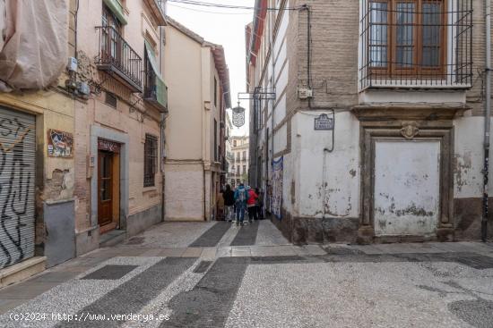 INVERSIÓN! SE VENDE EDIFICIO CON LOCAL COMERCIAL EN ZONA PLAZA NUEVA - GRANADA