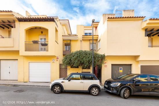   Casa perfecta en Armilla: 4 dormitorios, patio y ubicación inmejorable  - GRANADA 