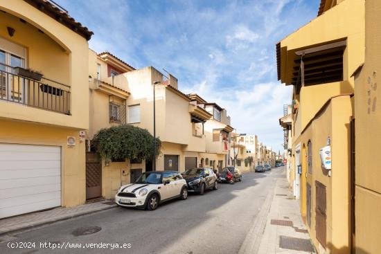  Casa perfecta en Armilla: 4 dormitorios, patio y ubicación inmejorable  - GRANADA