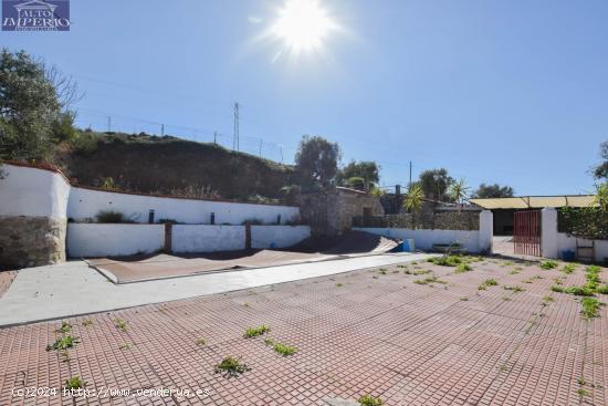 CORTIJO CON FINCA DE OLIVOS - GRANADA