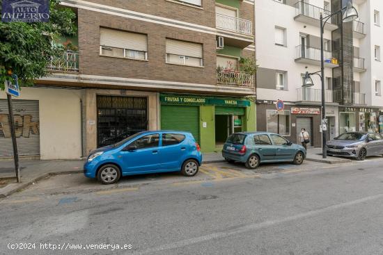 TU NEGOCIO EN EL MEJOR LUGAR! LOCAL EN ZONA COMERCIAL CERCA DE CALLE ALHAMAR** - GRANADA