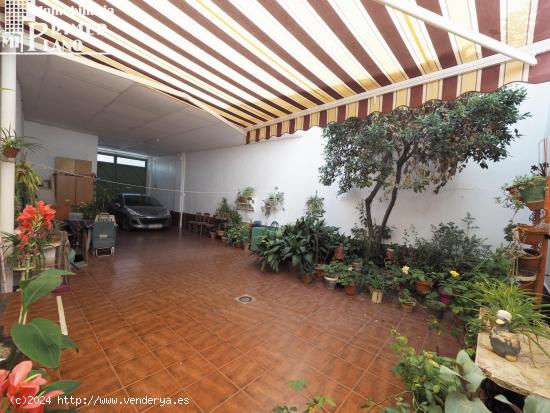 Se vende casa de 2 plantas, 6 dorm, 2 baños, garaje y patio en pleno centro de Tomelloso. - CIUDAD 