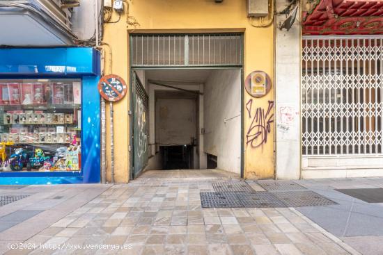 Venta de garaje en Calle Pedro Antonio de Alarcón a 50 metros de Calle Recogidas - GRANADA