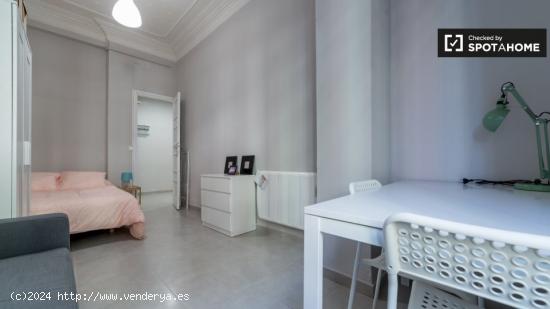 Acogedora habitación en un apartamento de 5 dormitorios en Russafa, Valencia - VALENCIA