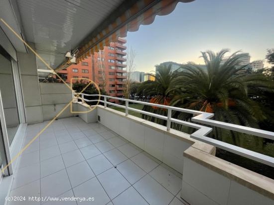 Luminoso piso con 150m2 más 20m2 de terraza, delante de l' Illa Diagonal. - BARCELONA