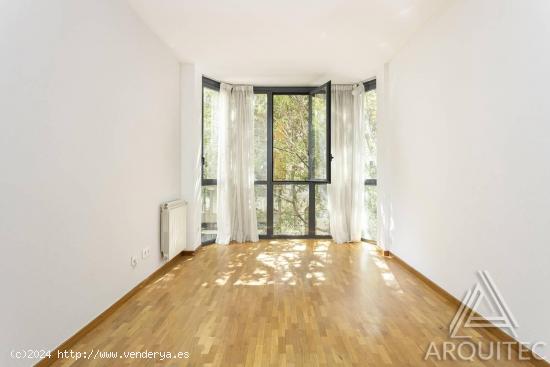 Piso con Patio en c/Aldana (Sant Antoni) junto a C.Borrell - BARCELONA