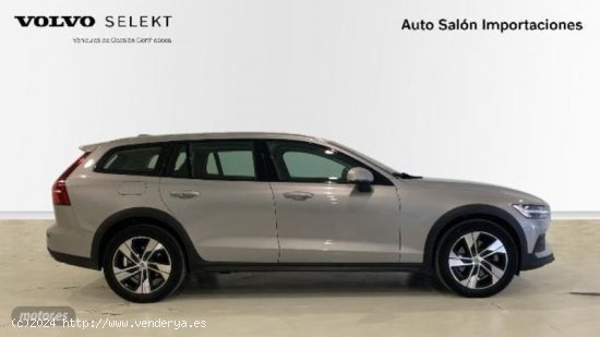 Volvo V 60 V60 Cross Country Core, B4 (diesel) AWD, Diesel de 2023 con 26.805 Km por 44.900 EUR. en 