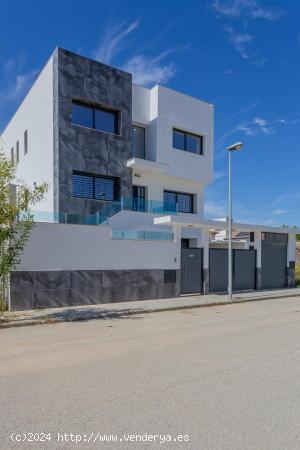 Ponemos a la Venta esta Espectacular casa en la Urbanización los Cortijos ( Atarfe ) - GRANADA