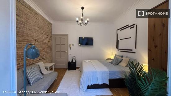 Habitación en piso compartido en barcelona. - BARCELONA