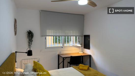 Se alquila habitación en piso de 4 habitaciones en Sant Cugat del Vallès - BARCELONA