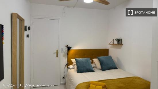 Se alquila habitación en piso de 4 habitaciones en Sant Cugat del Vallès - BARCELONA