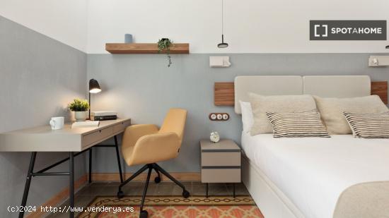 Se alquila habitación en piso de 4 habitaciones en Barcelona - BARCELONA