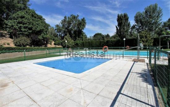 CHALET PAREADO CON GRAN JARDIN PLANTA CALLE , A 10 MINUTOS DEL CENTRO DE ZARAGOZA - ZARAGOZA