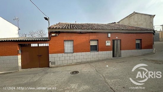 CASA ADOSADA EN LOS NAVALMORALES