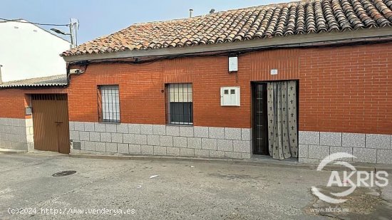 CASA ADOSADA EN LOS NAVALMORALES