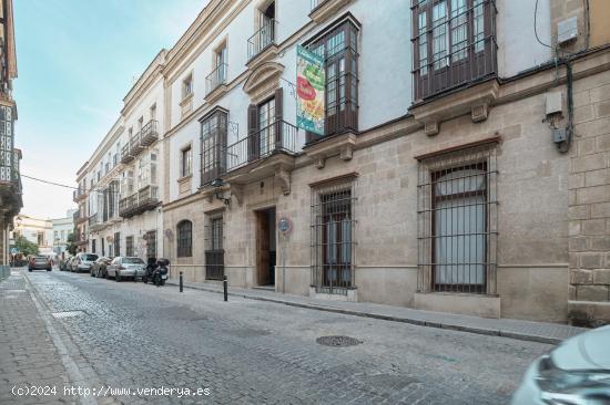 Estupendo apartamento de 2 dormitorios y 1 baño en el centro. - CADIZ