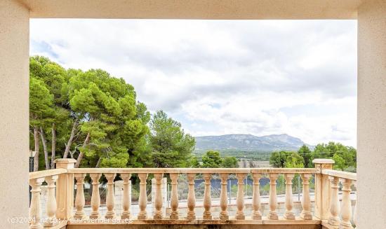 Descubra la casa de sus sueños en Castalla: Chalets y Apartamentos en un entorno sereno de montaña