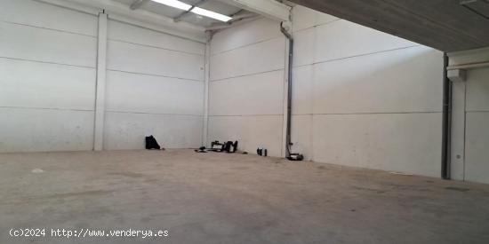 NAVE INDUSTRIAL EN SANTA OLIVA CON ALTILLO - TARRAGONA