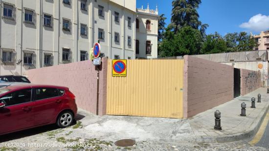 Plaza para COCHE en cochera al aire libre cerrada. A la espalda de GobernacionCivil en GRAN VIA - GR