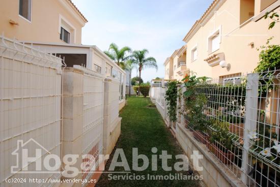 ¡CERCA DEL AYUNTAMIENTO! LUMINOSO ADOSADO SEMINUEVO CON GARAJE Y TERRAZA - ALICANTE