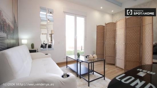 Elegante apartamento de 1 dormitorio con balcón en alquiler en El Raval - BARCELONA