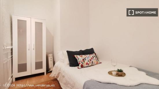 Habitación amueblada con armario independiente en el piso compartido, Puerta del Sol - MADRID