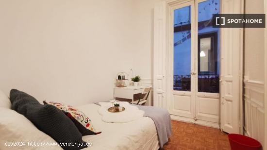 Habitación amueblada con armario independiente en el piso compartido, Puerta del Sol - MADRID