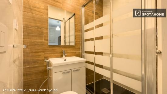 Se alquilan habitaciones en un apartamento de 7 dormitorios en el Eixample - BARCELONA