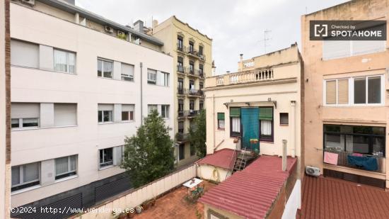 Alquiler de habitaciones en piso de 3 habitaciones en El Camp De L'Arpa Del Clot - BARCELONA