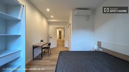 Amplia habitación en alquiler con baño privado en Ciutat Vella, Barcelona - BARCELONA