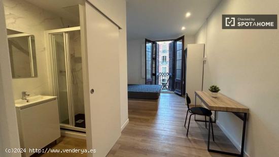 Amplia habitación en alquiler con baño privado en Ciutat Vella, Barcelona - BARCELONA