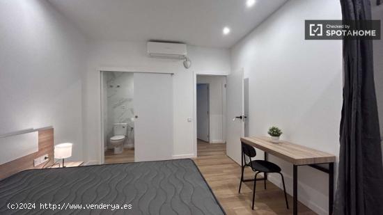 Amplia habitación en alquiler con baño privado en Ciutat Vella, Barcelona - BARCELONA