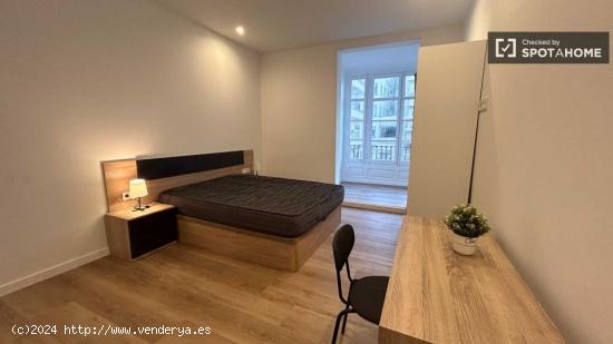 Amplia habitación en alquiler con baño privado en Ciutat Vella, Barcelona - BARCELONA