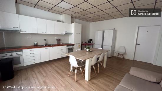 Se alquilan habitaciones en un apartamento de 7 dormitorios en el Eixample - BARCELONA